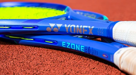 RECENZIA: Tenisové rakety Yonex EZONE 2025 – zamat a sila, ktoré odpúšťajú chyby