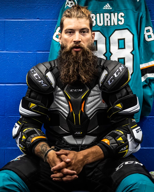 Brent Burns v hokejových chráničoch CCM Tacks