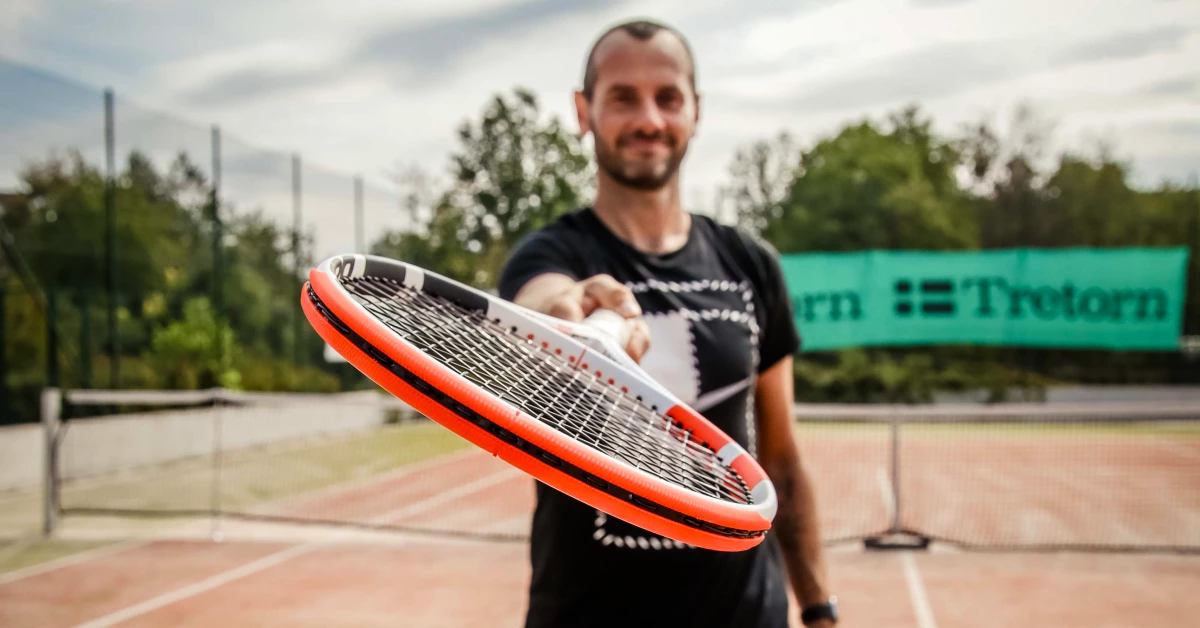 Zdeněk Hrabálek s tenisovými raketami Babolat Pure Strike 2020