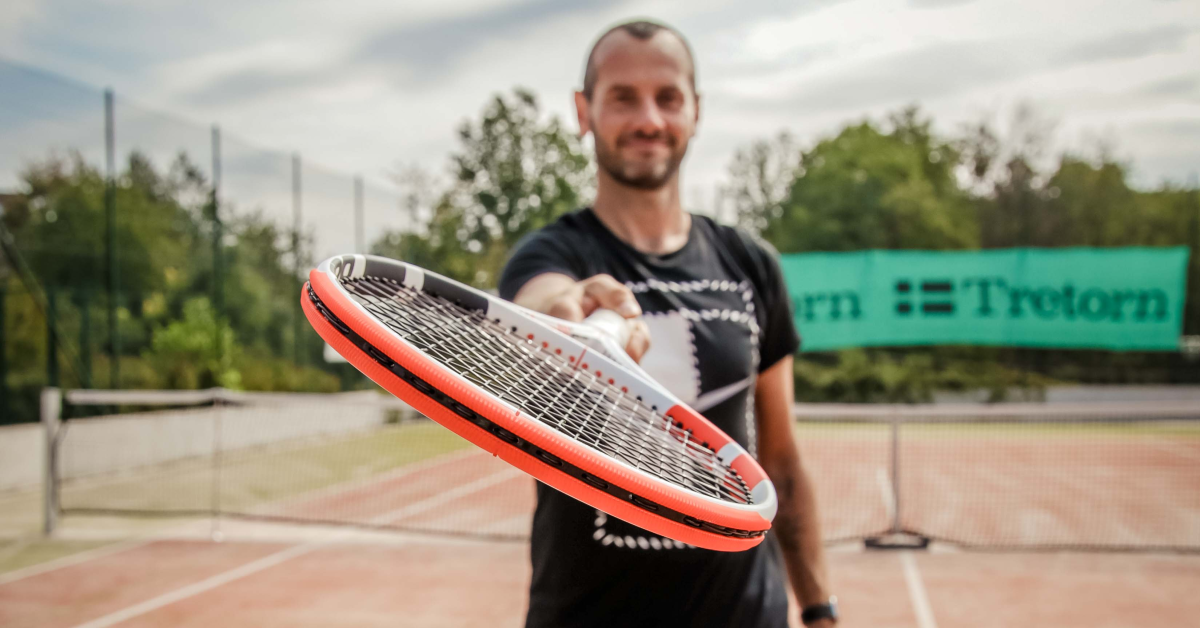 Zdeněk Hrabálek s tenisovými raketami Babolat Pure Strike 2020