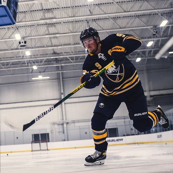 Jack Eichel v hokejových korčuliach Bauer Supreme Ultrasonic