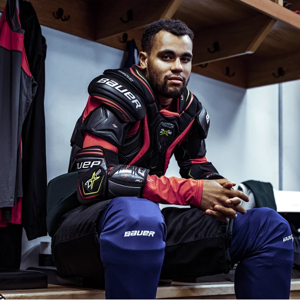 Jordan Greenway v hokejových chráničoch Bauer Vapor