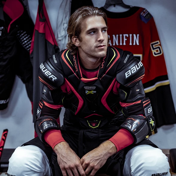 Noah Hanifin v hokejových chráničoch Bauer Vapor